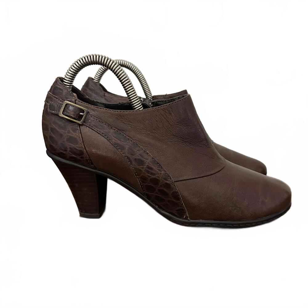 Clarks Bendables Brown Leather Croc Embossed Ankle Booties Buckle Zip Heel 8M